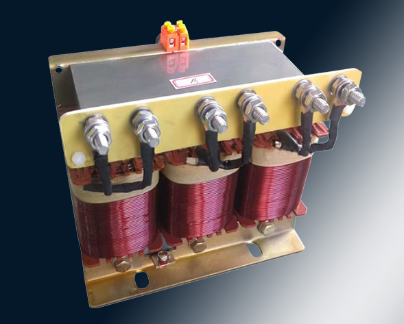 TKSG/TKDG濾波電抗器通過(guò)的是交流電流，它與濾波電容器串聯(lián)使用，組成諧振電路，使其在規(guī)定的頻率點(diǎn)上諧振，濾指定的高次諧波；同時(shí)還可實(shí)玖電力系統(tǒng)的無(wú)功補(bǔ)償和…