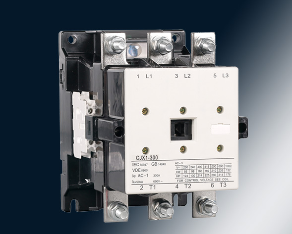 CJX1交流接觸器適用于交流50Hz或60Hz、電壓至690V、電流至475A的電力線(xiàn)路中，供遠(yuǎn)距離頻繁起動(dòng)和控制電動(dòng)機(jī)及接通與分?jǐn)嚯娐贰＝?jīng)加裝機(jī)械聯(lián)鎖機(jī)構(gòu)后組…